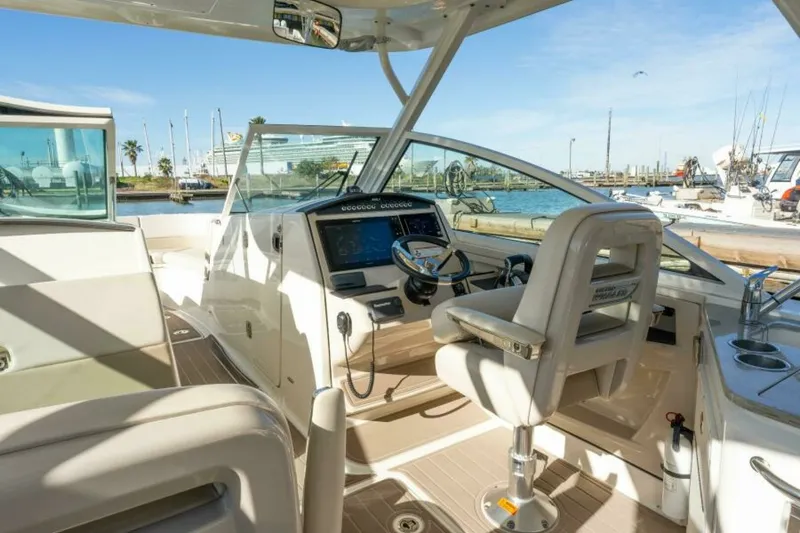 Slide: The Image of 2017 Boston Whaler 320 Vantage Sutra - 6094591