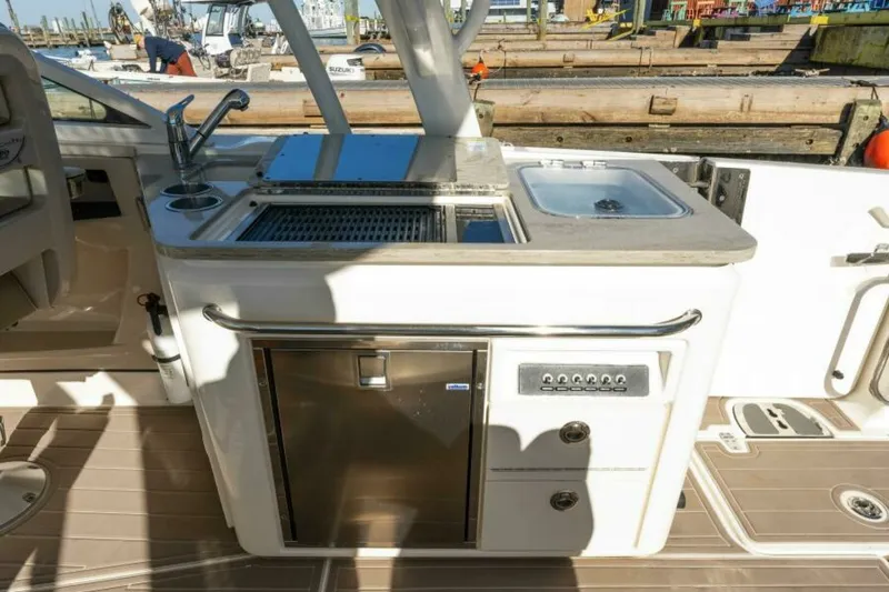 Slide: The Image of 2017 Boston Whaler 320 Vantage Sutra - 6094592