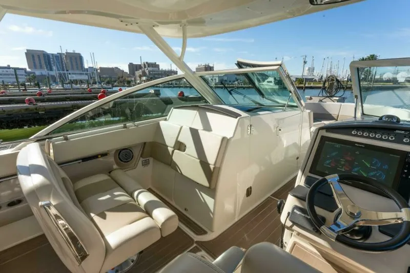 Slide: The Image of 2017 Boston Whaler 320 Vantage Sutra - 6094580