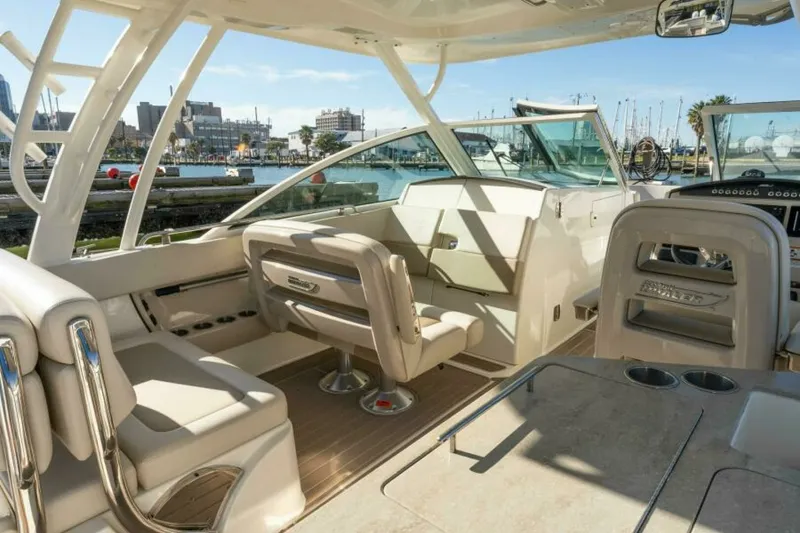 Slide: The Image of 2017 Boston Whaler 320 Vantage Sutra - 6094582