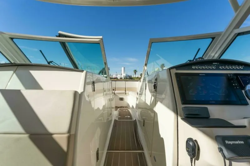 Slide: The Image of 2017 Boston Whaler 320 Vantage Sutra - 6094584