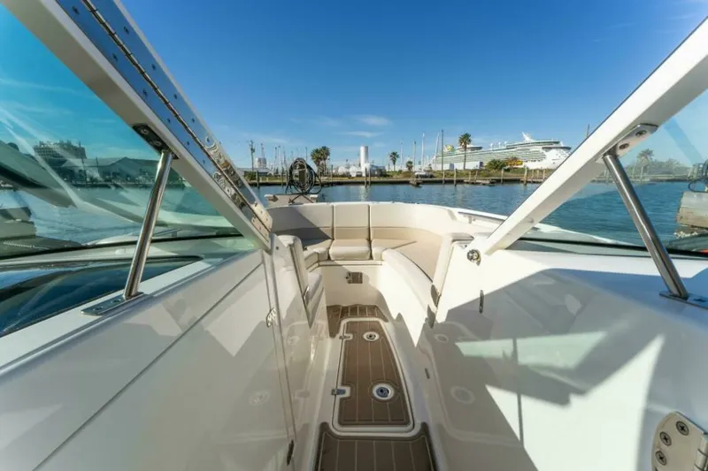 Slide: The Image of 2017 Boston Whaler 320 Vantage Sutra - 6094587