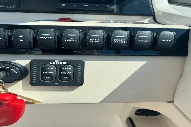 Slide: The Image of Boston Whaler 240 VANTAGE 2022 - 12