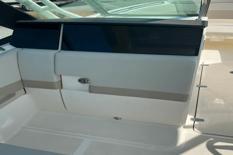 Slide: The Image of Boston Whaler 240 VANTAGE 2022 - 13