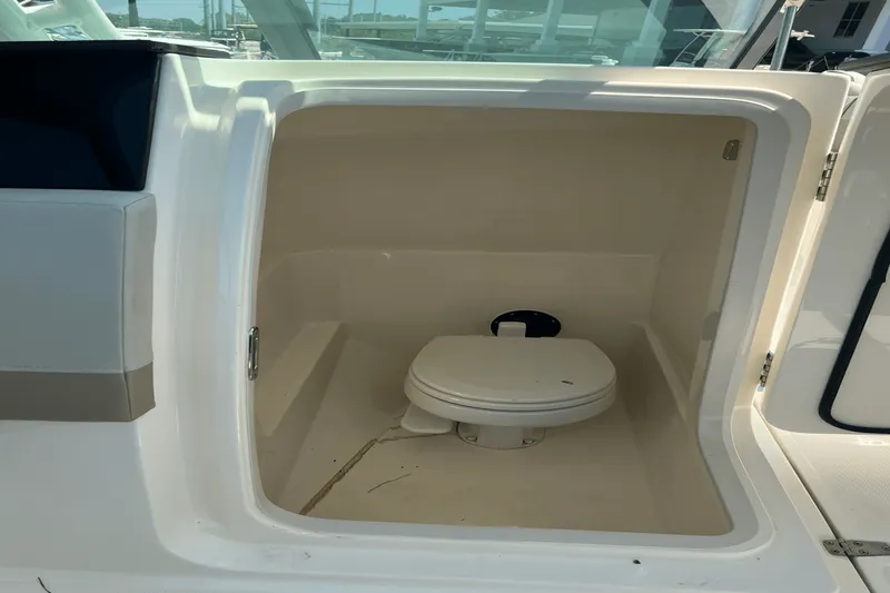 Slide: The Image of Boston Whaler 240 VANTAGE 2022 - 14