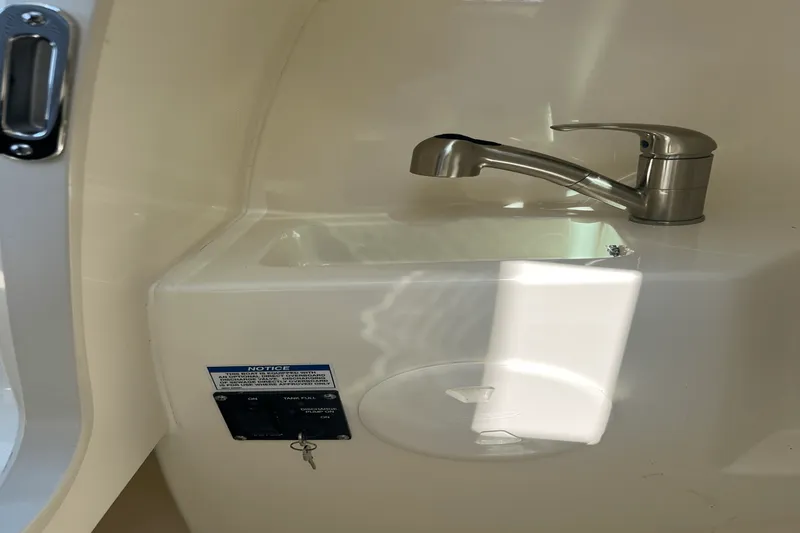 Slide: The Image of Boston Whaler 240 VANTAGE 2022 - 15