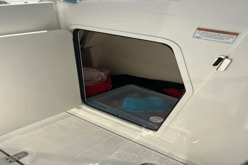 Slide: The Image of Boston Whaler 240 VANTAGE 2022 - 16