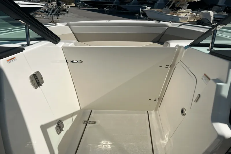 Slide: The Image of Boston Whaler 240 VANTAGE 2022 - 17