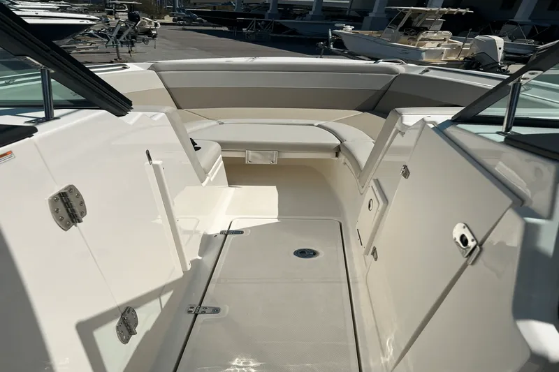 Slide: The Image of Boston Whaler 240 VANTAGE 2022 - 18