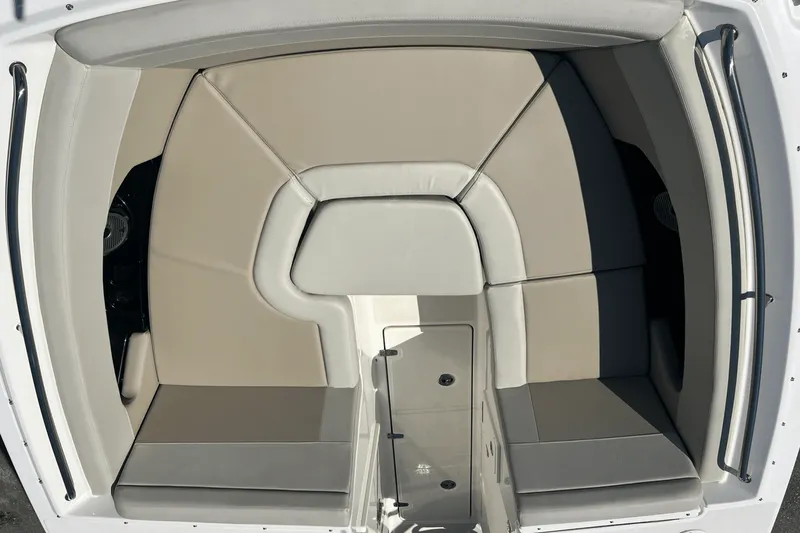 Slide: The Image of Boston Whaler 240 VANTAGE 2022 - 19