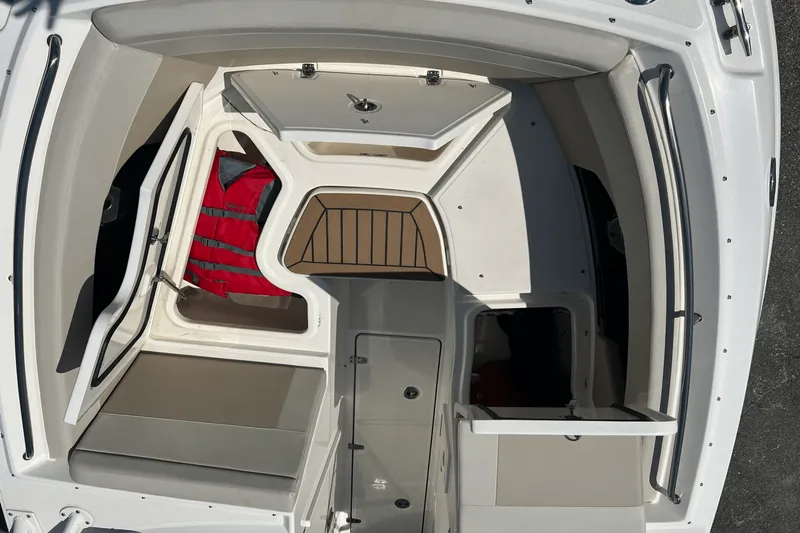 Slide: The Image of Boston Whaler 240 VANTAGE 2022 - 20