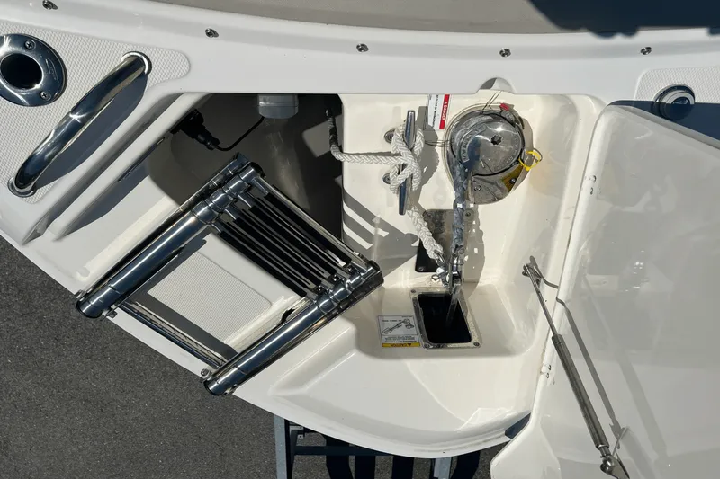 Slide: The Image of Boston Whaler 240 VANTAGE 2022 - 21