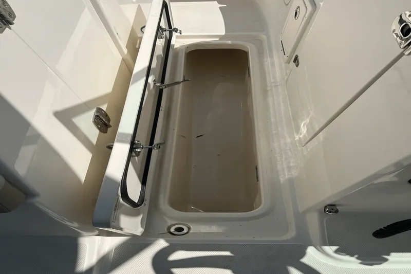 Slide: The Image of Boston Whaler 240 VANTAGE 2022 - 22