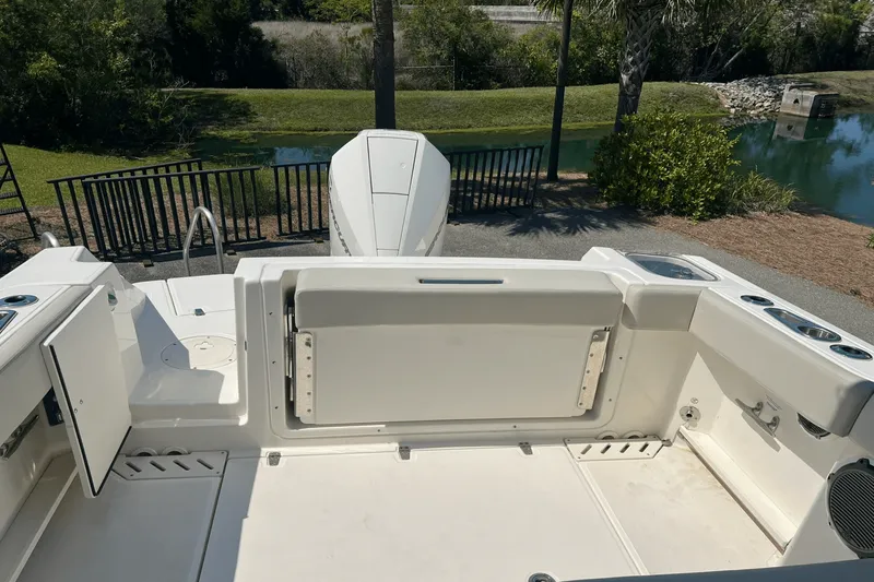 Slide: The Image of Boston Whaler 240 VANTAGE 2022 - 3