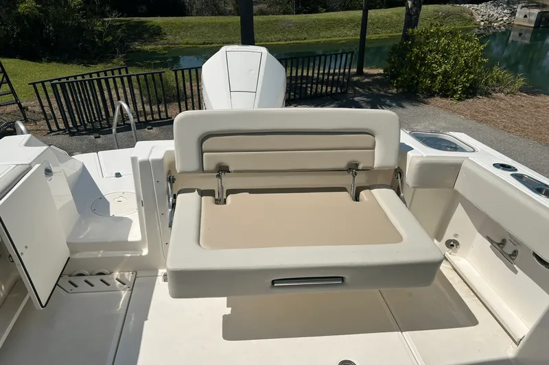 Slide: The Image of Boston Whaler 240 VANTAGE 2022 - 4