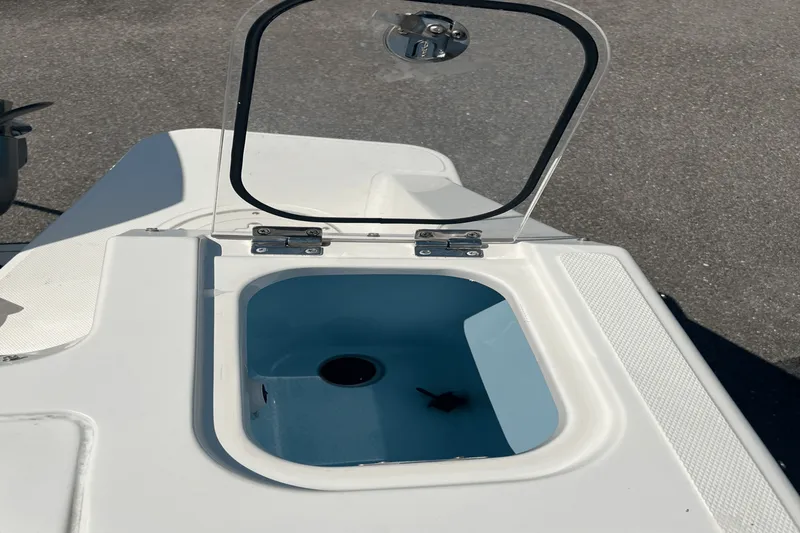 Slide: The Image of Boston Whaler 240 VANTAGE 2022 - 5