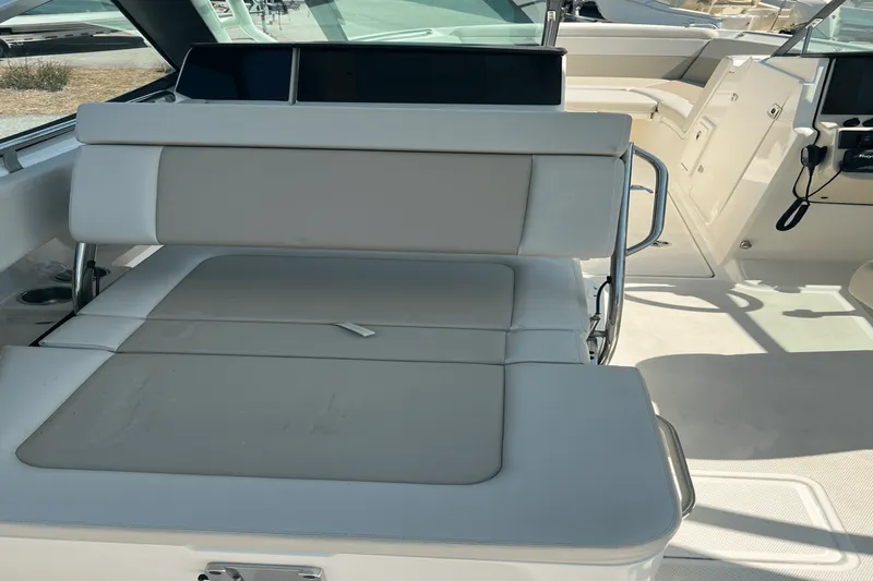Slide: The Image of Boston Whaler 240 VANTAGE 2022 - 7