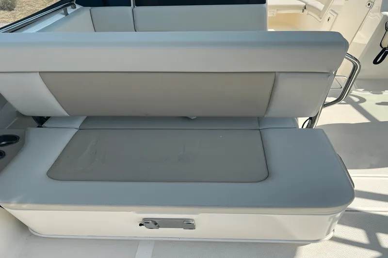 Slide: The Image of Boston Whaler 240 VANTAGE 2022 - 8