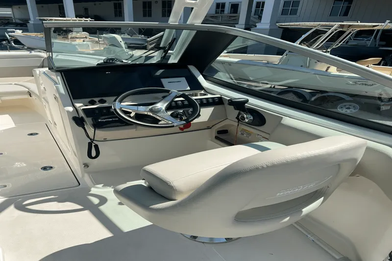 Slide: The Image of Boston Whaler 240 VANTAGE 2022 - 9
