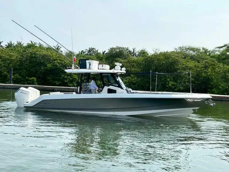 Slide: The Image of Boston Whaler 360 Outrage 2023 - 4959556