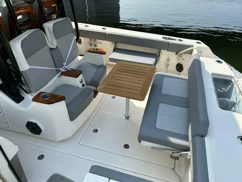 Slide: The Image of Boston Whaler 360 Outrage 2023 - 4959557