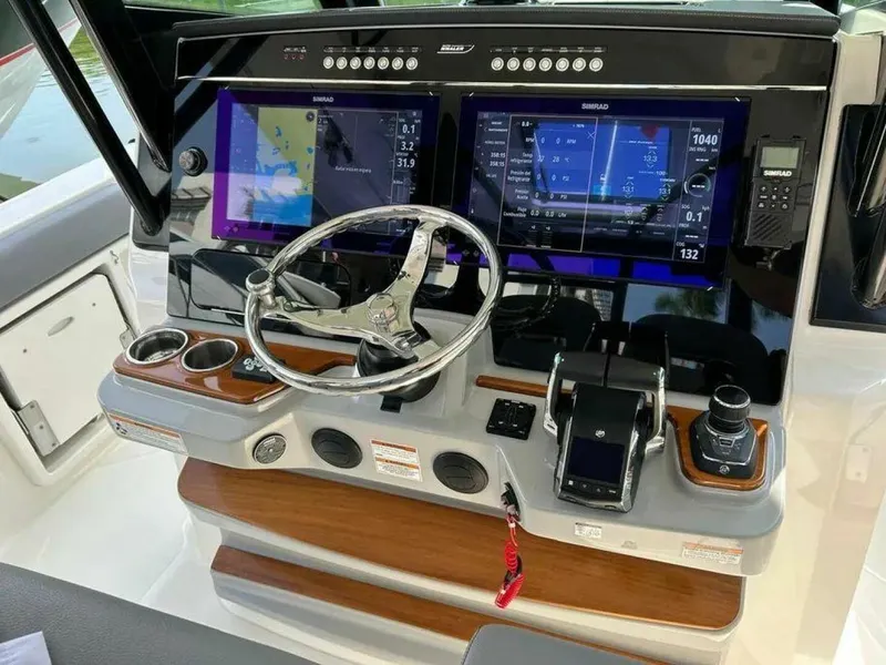 Slide: The Image of Boston Whaler 360 Outrage 2023 - 4959559