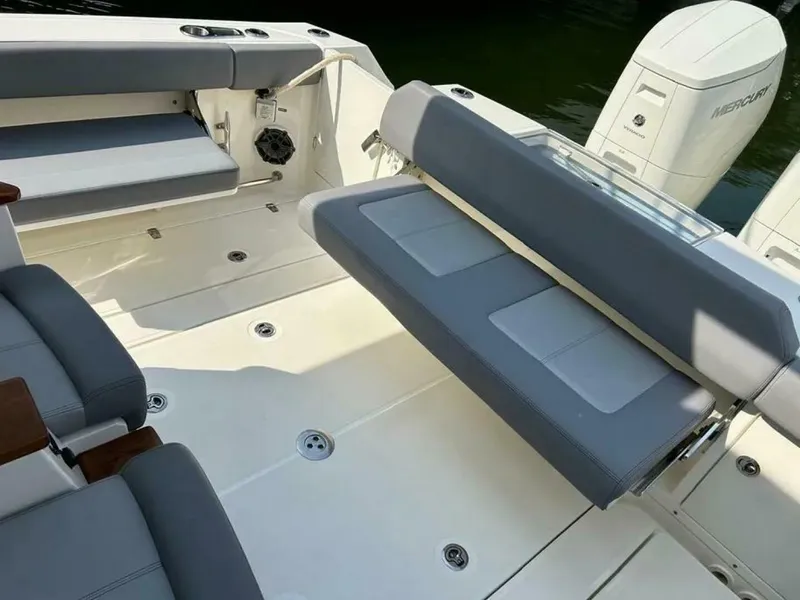 Slide: The Image of Boston Whaler 360 Outrage 2023 - 4959561