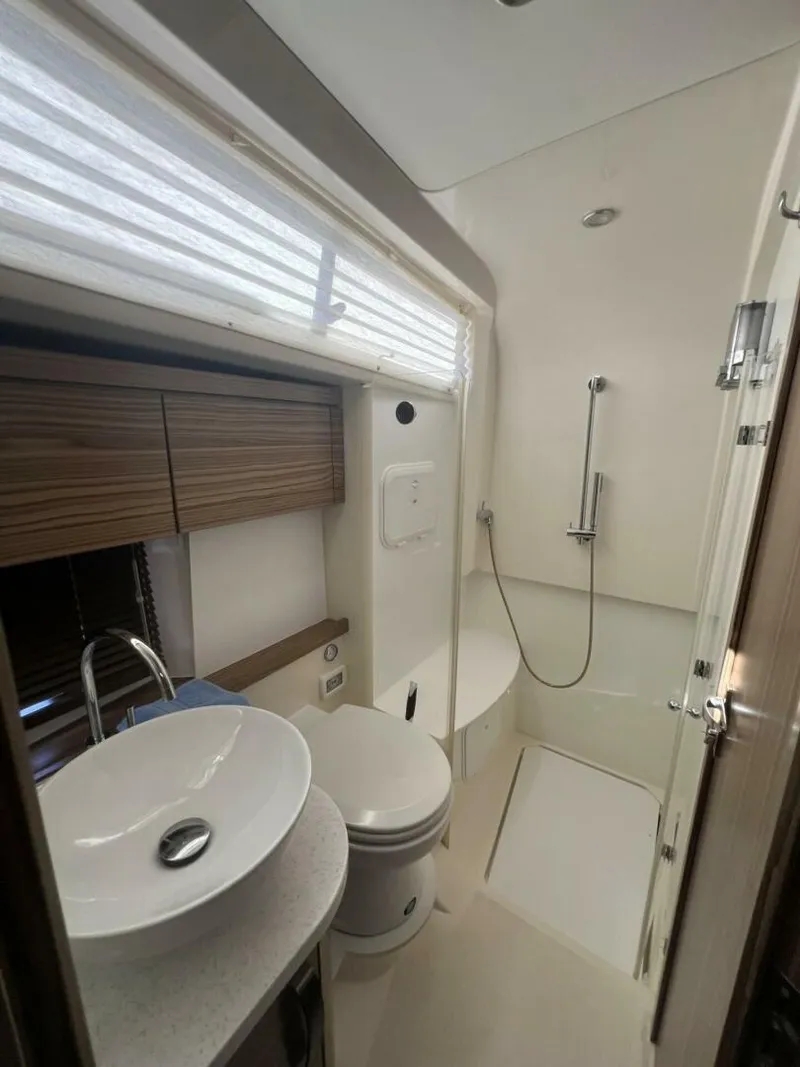 Slide: The Image of 2019 Greenline 40 Head - 5380005