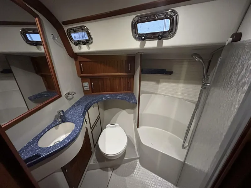 Slide: The Image of 40' Blue Jacket head-shower2 - 4973499