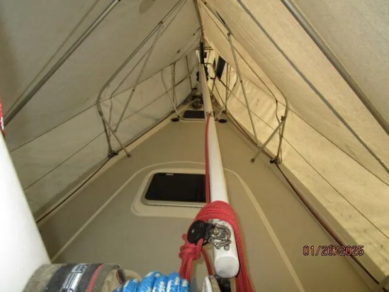 Slide: The Image of 40' Blue Jacket foredeck2 - 4973464