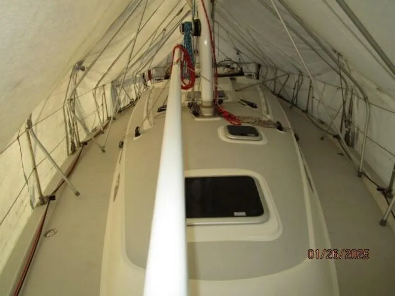Slide: The Image of 40' Blue Jacket foredeck aft - 4973461