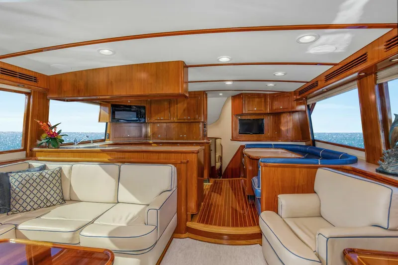 Slide: The Image of 2005 76 Whiticar Enclosed Bridge Badonkadonk Salon (5) - 4982445