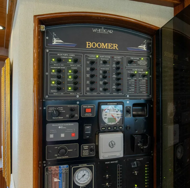 Slide: The Image of 2005 76 Whiticar Enclosed Bridge Badonkadonk Electrical - 4982450