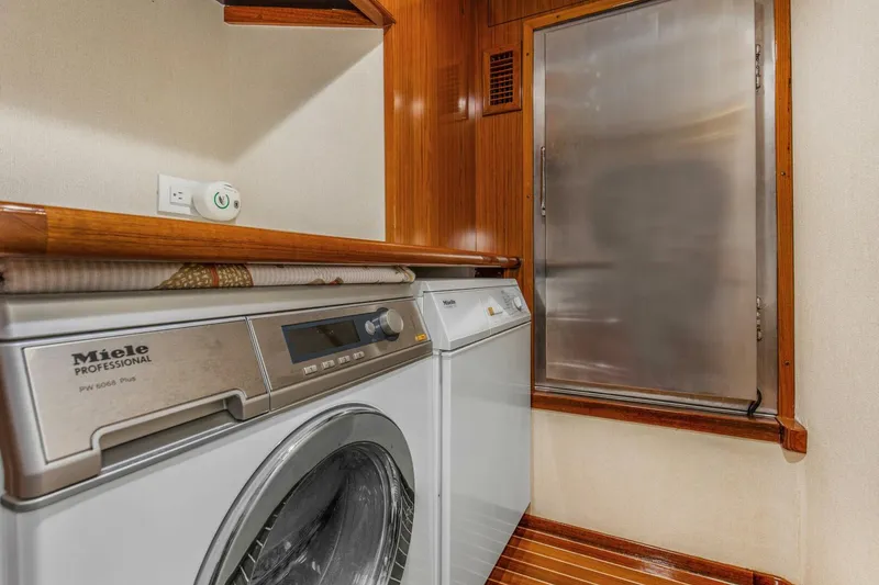 Slide: The Image of 2005 76 Whiticar Enclosed Bridge Badonkadonk Laundry - 4982455