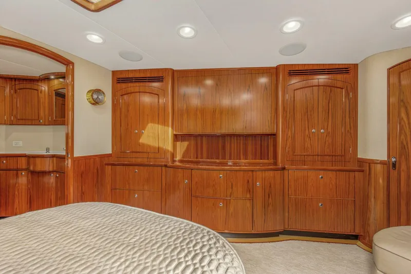 Slide: The Image of 2005 76 Whiticar Enclosed Bridge Badonkadonk Master Stateroom (2) - 4982457