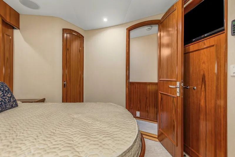 Slide: The Image of 2005 76 Whiticar Enclosed Bridge Badonkadonk Port Stateroom (1) - 4982595