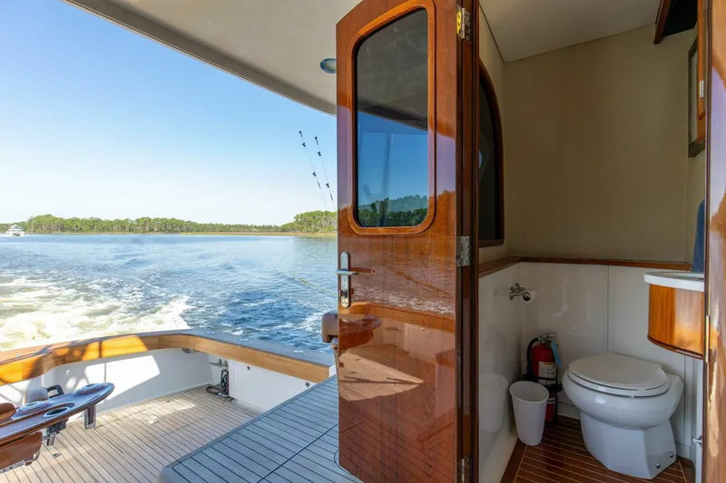 Slide: The Image of 2005 76 Whiticar Enclosed Bridge Badonkadonk Bridge Exterior Day Head (2) - 4982627