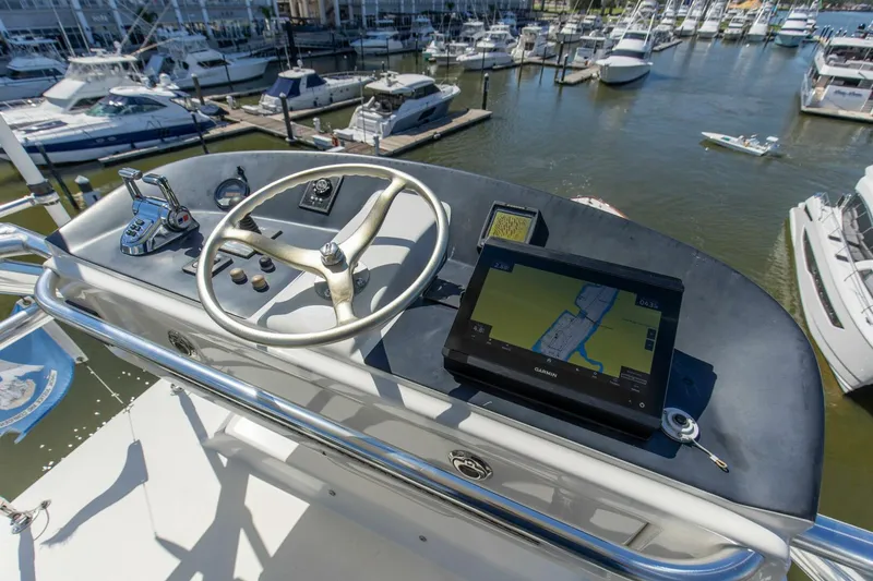 Slide: The Image of 2005 76 Whiticar Enclosed Bridge Badonkadonk Flybridge (4) - 4982631