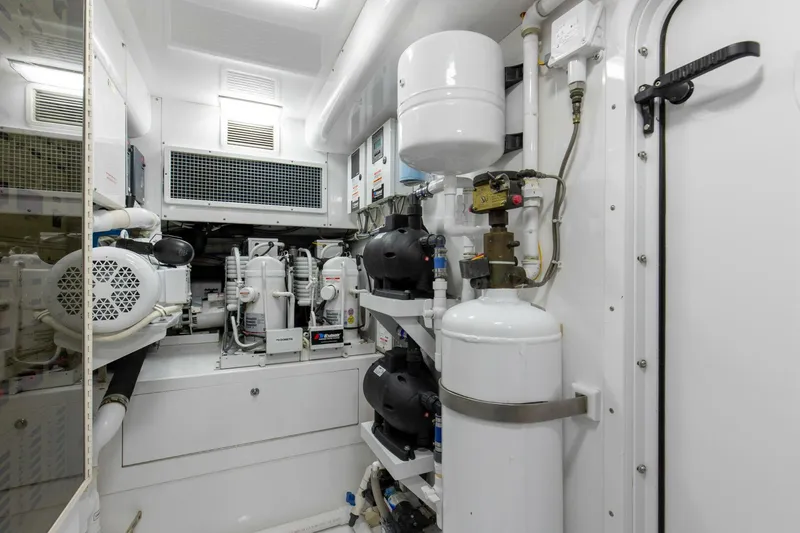 Slide: The Image of 2005 76 Whiticar Enclosed Bridge Badonkadonk Engine Room (1) - 4982633