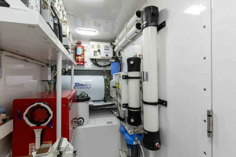 Slide: The Image of 2005 76 Whiticar Enclosed Bridge Badonkadonk Engine Room (11) - 4982697