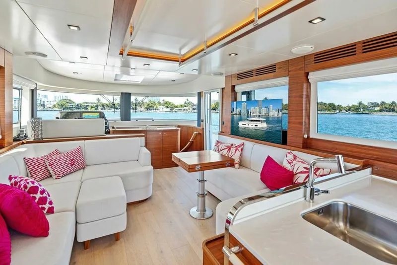 Slide: The Image of Sirena 58 2022 - 4982740