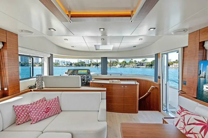 Slide: The Image of Sirena 58 2022 - 4982741