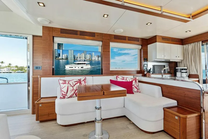 Slide: The Image of Sirena 58 2022 - 4982744