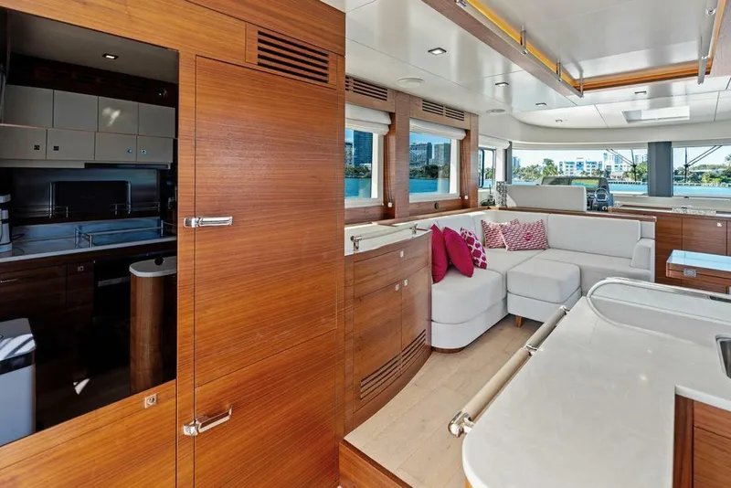 Slide: The Image of Sirena 58 2022 - 4982745