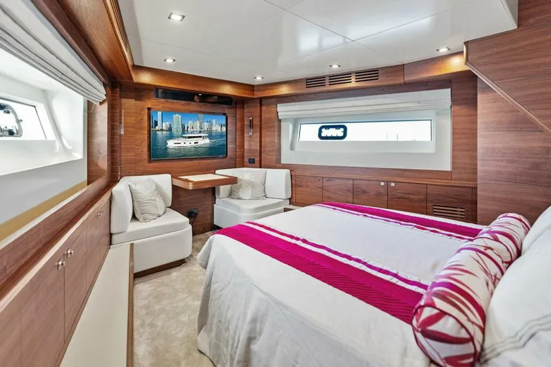 Slide: The Image of Sirena 58 2022 - 4982753