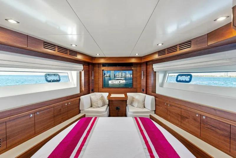 Slide: The Image of Sirena 58 2022 - 4982754