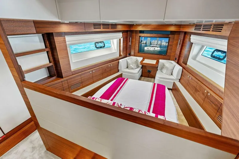 Slide: The Image of Sirena 58 2022 - 4982755