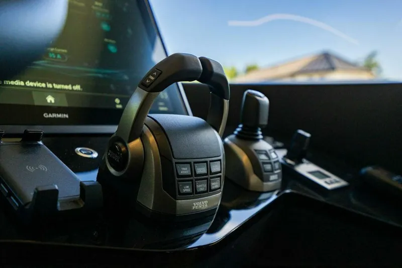 Slide: The Image of Absolute 64 - Kingship - Helm 2023 Absolute 64 Navetta - Kingfish - 4986141