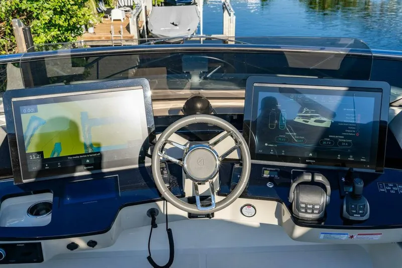 Slide: The Image of Absolute 64 - Kingship - Flybridge Helm 2023 Absolute 64 Navetta - Kingfish - 4986201