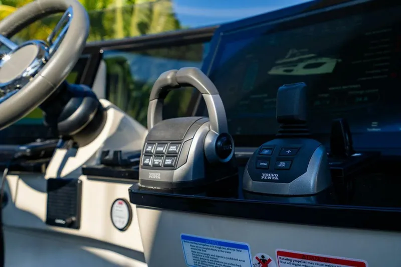 Slide: The Image of Absolute 64 - Kingship - Flybridge Helm 2023 Absolute 64 Navetta - Kingfish - 4986202